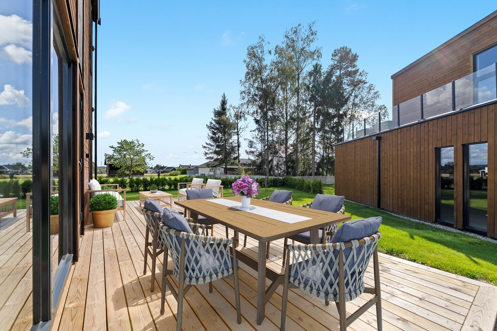 Her ute kan lange, lyse sommerdager nytes i godt selskap. Galleribilde