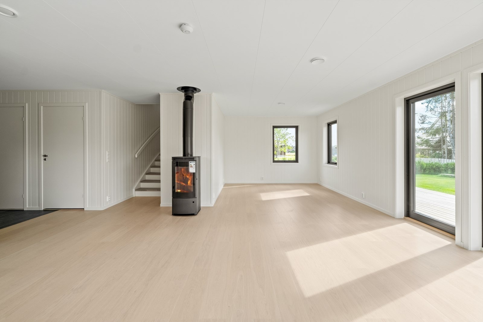 En moderne peisovn bidrar til en lun atmosfære og behagelig oppvarming. Galleribilde