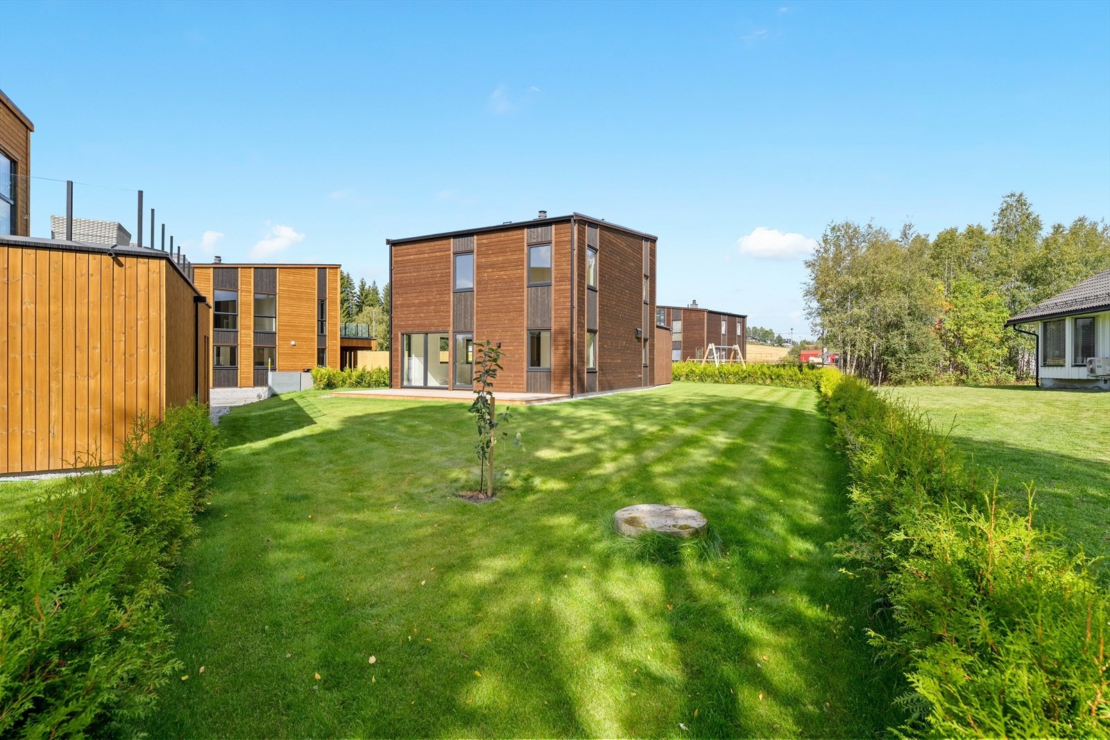 Hagen er romslig, med plass til busker, trær, lekeapparater m.m. Galleribilde