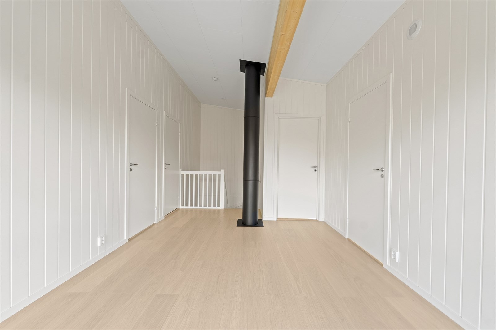 Dette er et fleksibelt rom som kan brukes som TV-stue, lekerom for barna eller en lun sone for avslapping. Galleribilde