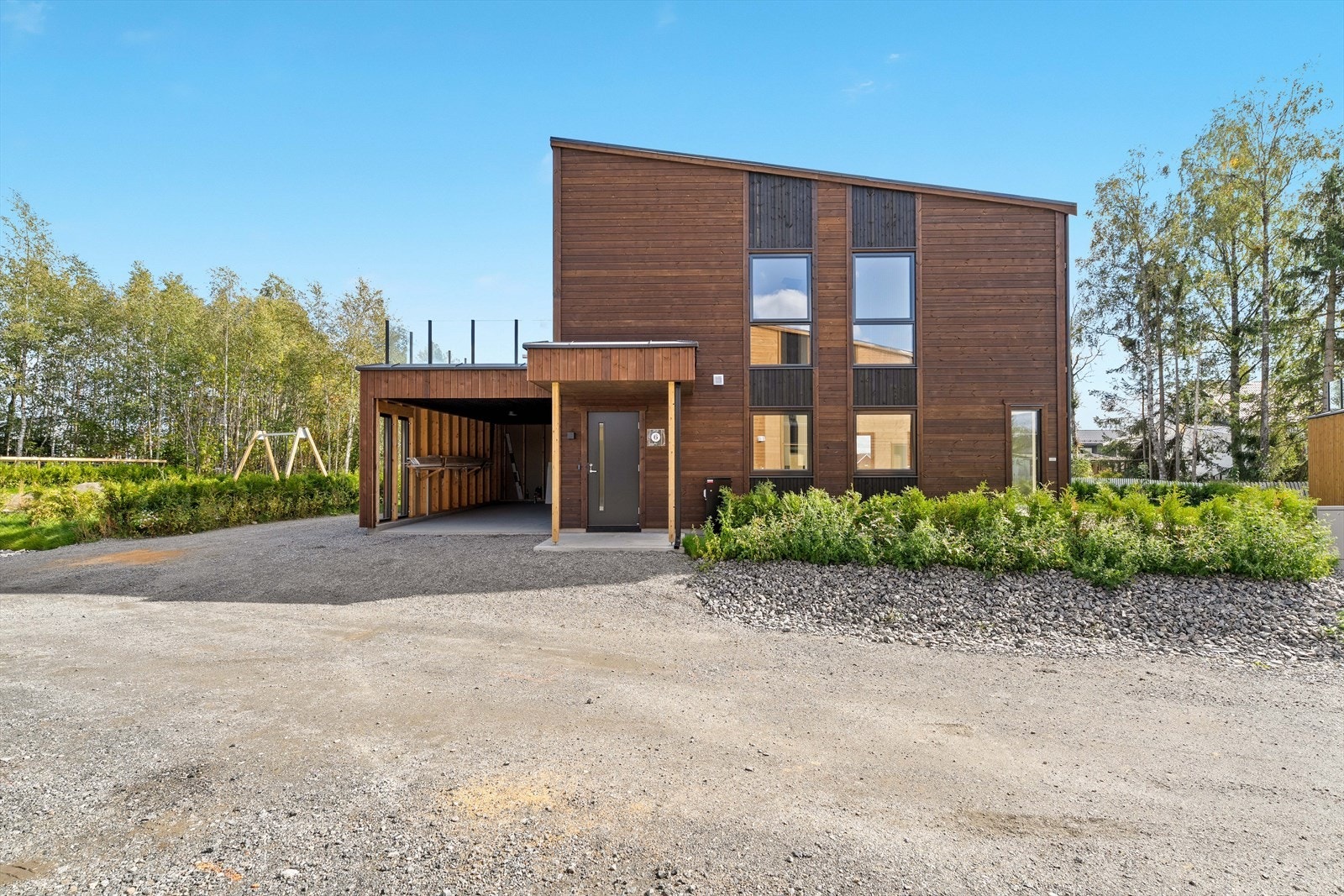 I tilknytning til huset har du parkeringsmuligheter i carport og på gårdsplassen. Galleribilde