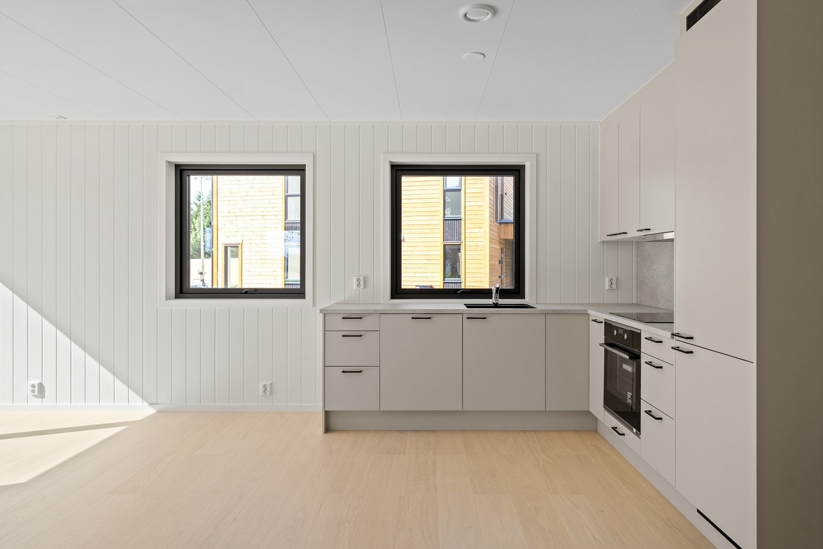 Kjøkkenet ligger i tilknytning til stuen og byr på en funksjonell og moderne løsning. Galleribilde