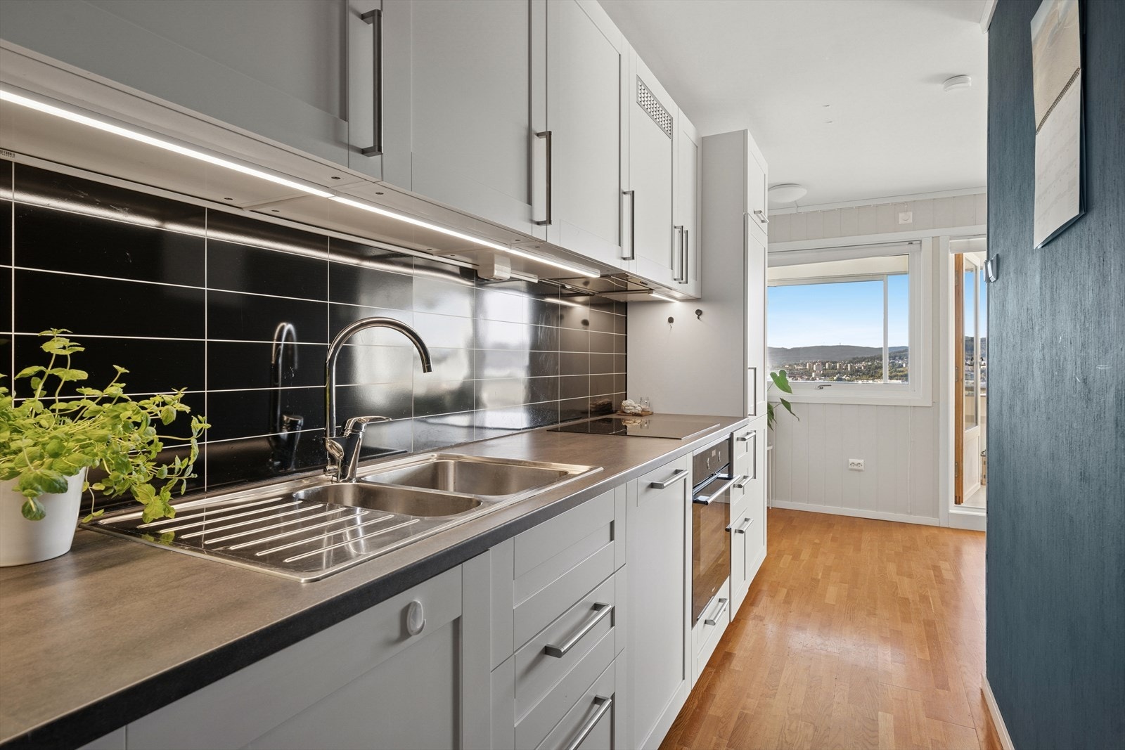 Kjøkkenet er utstyrt med kjøl/fryseskap, oppvaskmaskin, platetopp og stekeovn. Galleribilde