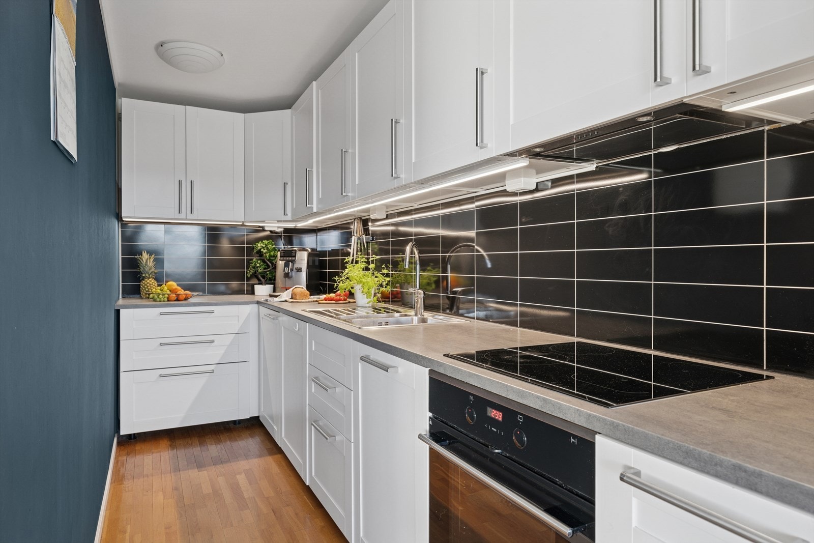 Pent kjøkken fra 2017 med god skap- og benkeplass. Galleribilde