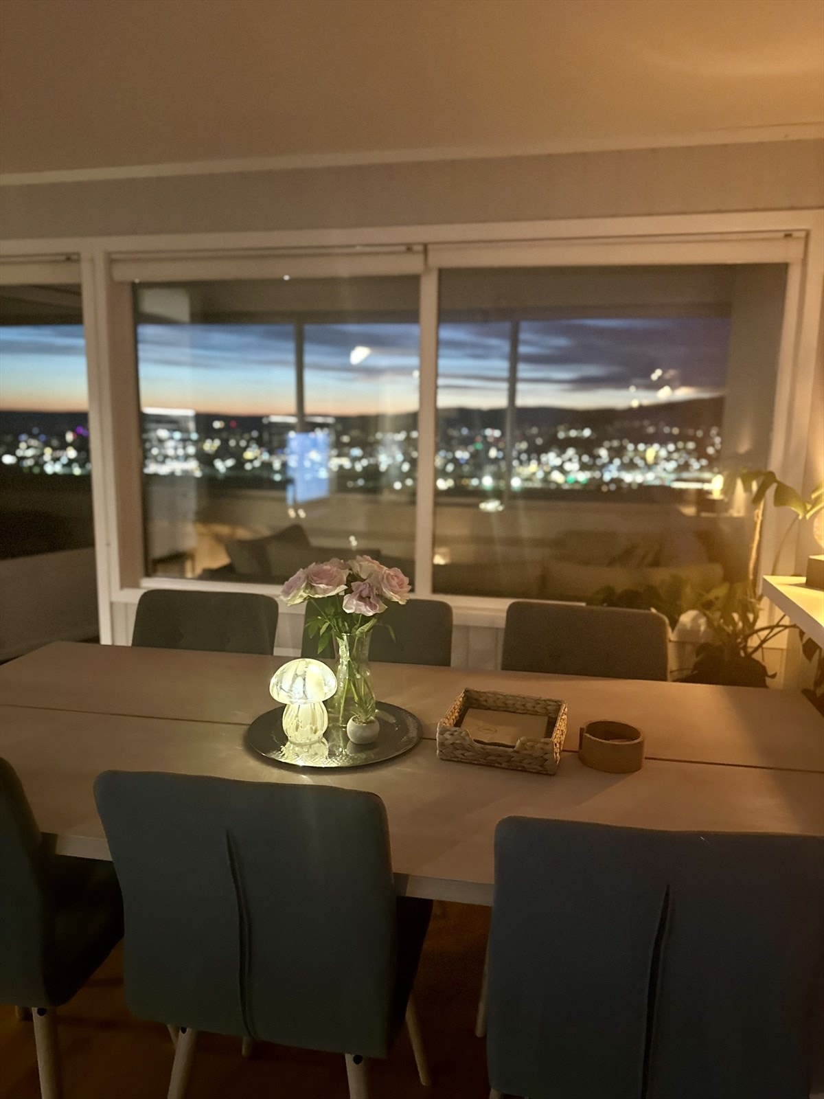 Kveldsstemning i stuen -selgers bilde Galleribilde