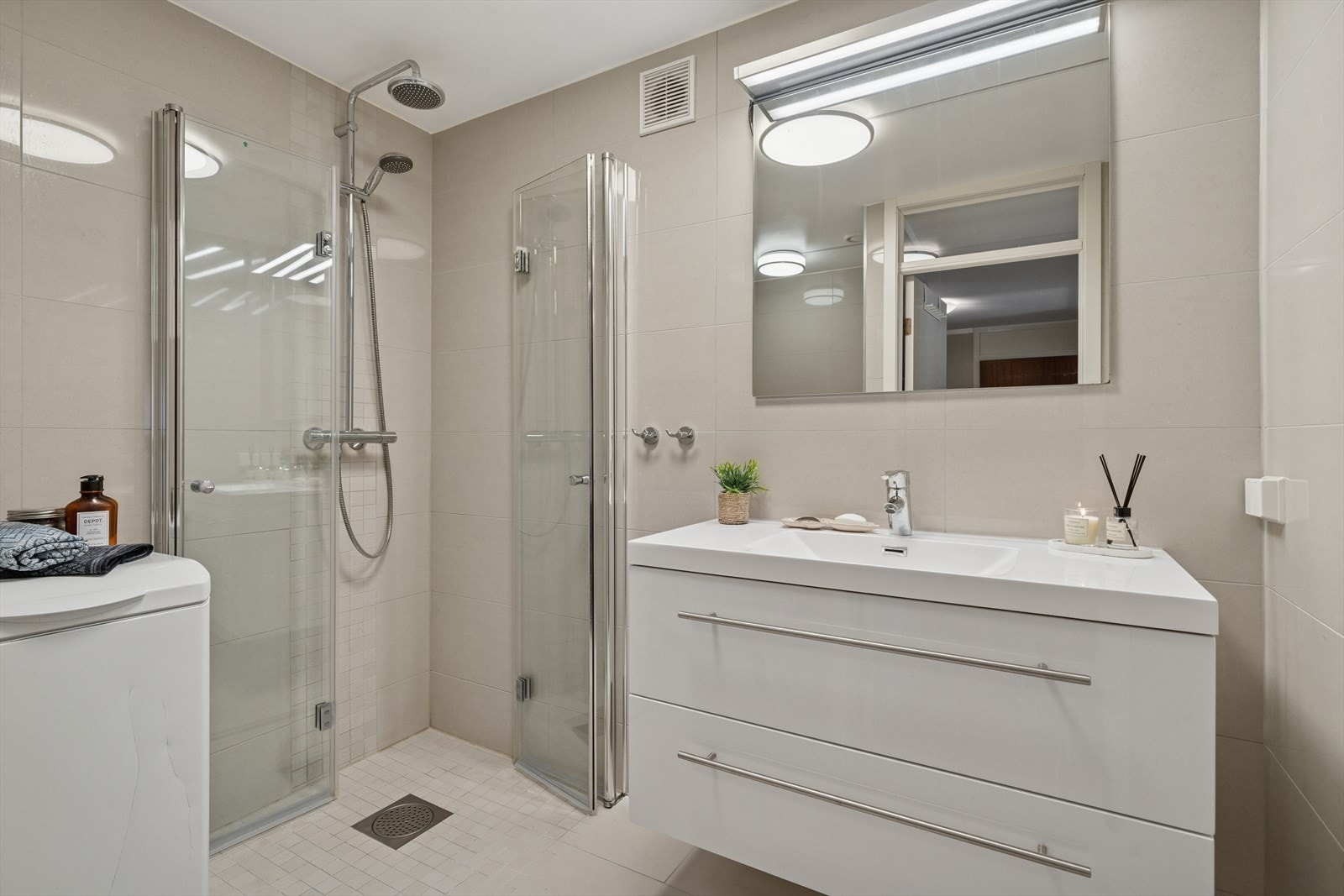 Stilrent baderom oppgradert i 2016. Avløpsrør tatt i regi av borettslaget i 2021. Galleribilde