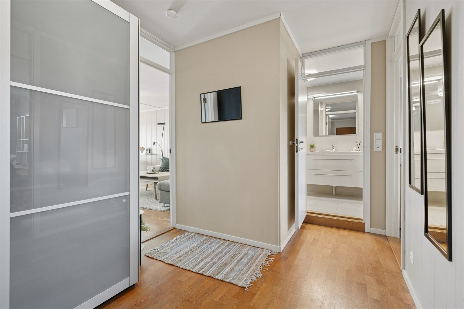 Vel innenfor møter du en romslig og praktisk entré med garderobeskap som gir god plass til sko og yttertøy. Galleribilde