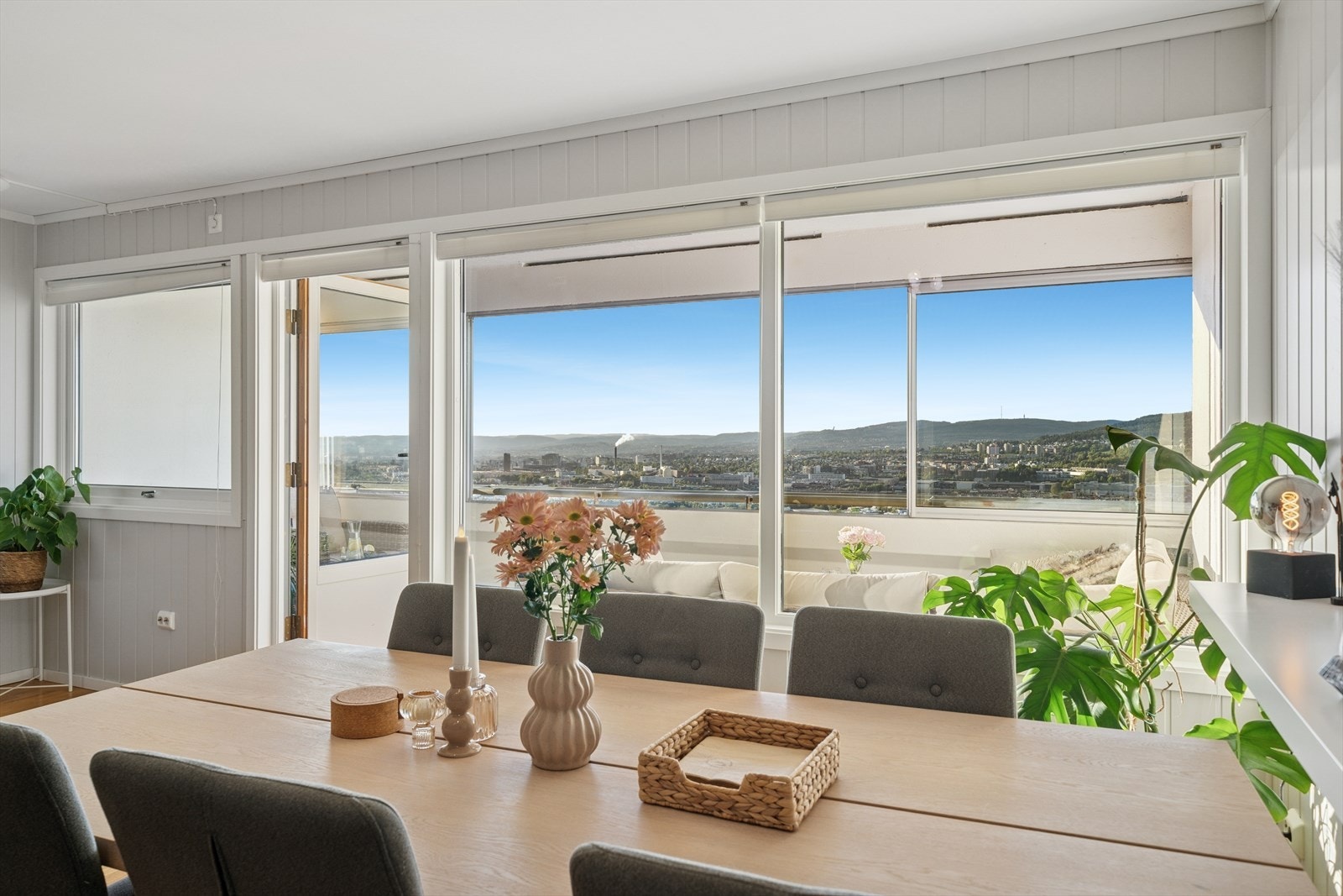 Fra stuen er det direkte utgang til den innglassede balkongen. Galleribilde