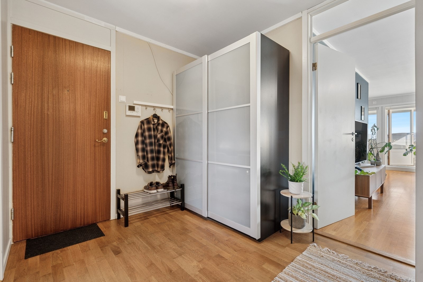 Enkel adkomst til byggets 12. etasje med heis. Entrédøren er brann- og lydklassifisert. Galleribilde