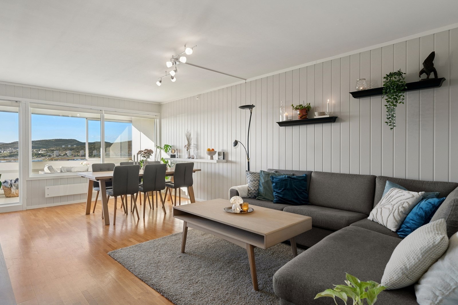 Stuen fremstår lys og romslig med en møbleringsvennlig planløsning. Galleribilde