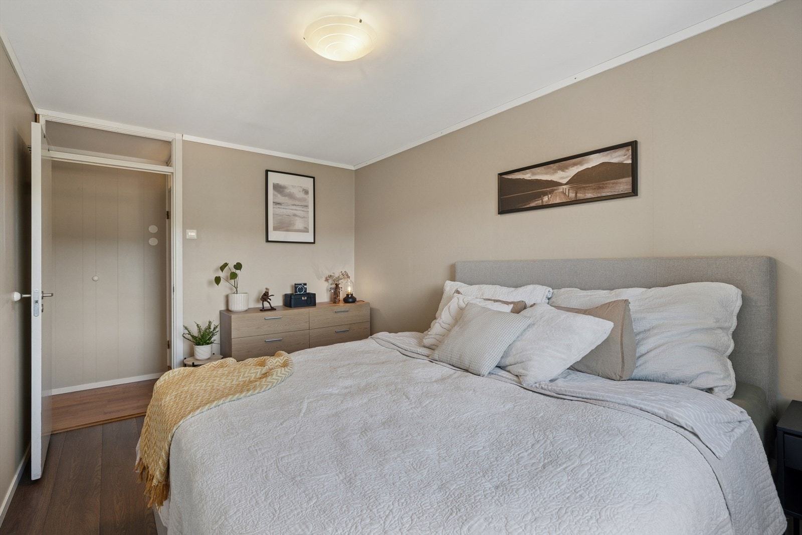 Hovedsoverommet er romslig og byr på god plass for dobbeltseng, nattbord og gode garderobeløsninger. Galleribilde