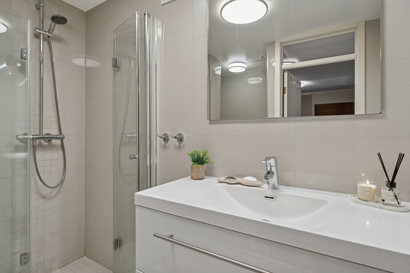 Moderne innredning med nedfelt servant. Galleribilde