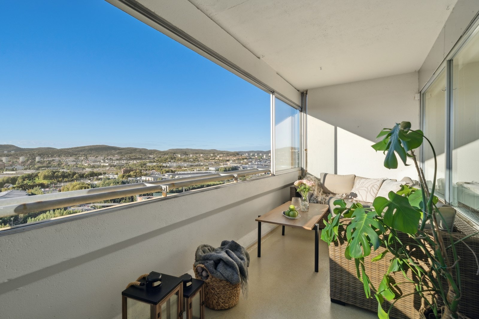 Balkongen har plass til utemøbler og fungerer som et lunt og behagelig uterom store deler av året. Galleribilde