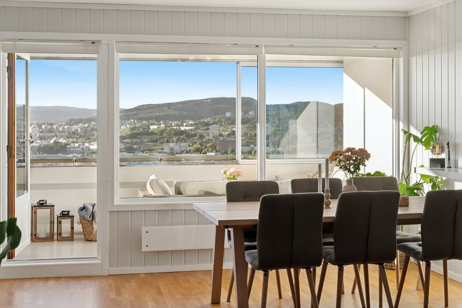 Store vindusflater slipper inn rikelig med dagslys og gir en luftig romfølelse. Galleribilde