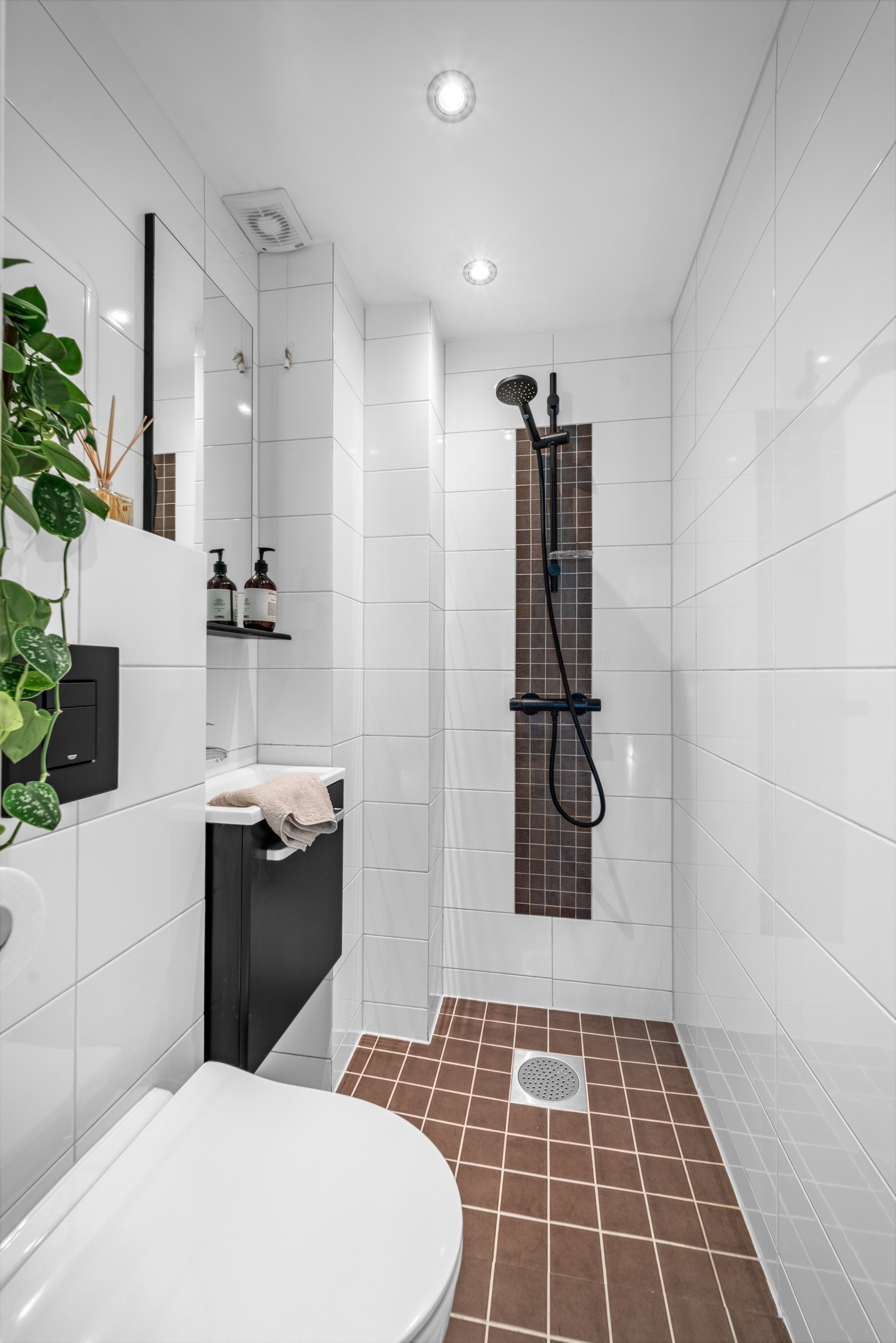 Badet har flislagte vegger og gulv, samt malt himling. Gulvet er utstyrt med elektriske varmekabler som gir en behagelig temperatur. Galleribilde