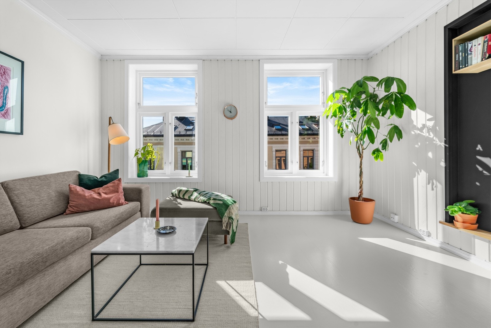 Store vindusflater gir super belysning til rommet! Gulvet er malt parkett, mens veggene består av en kombinasjon av trepanel og malte plater. Galleribilde