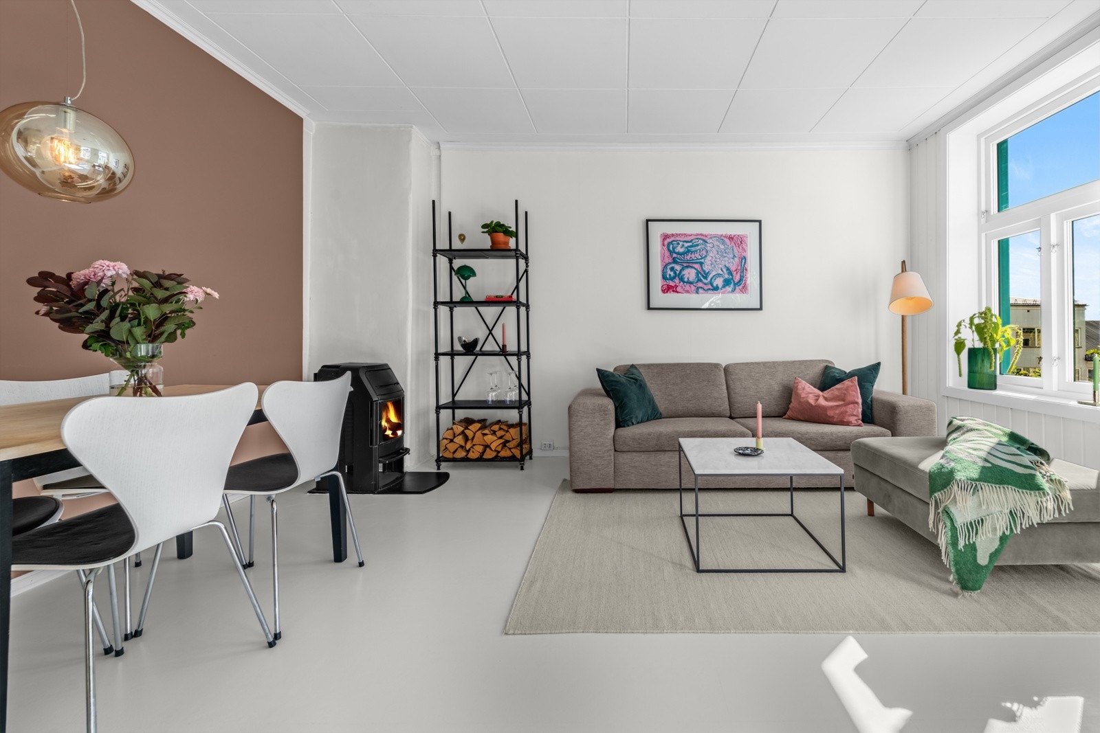 Her kan du enkelt møblere med både sofa og spisebord, og fortsatt ha plass til andre møbler etter behov. Galleribilde