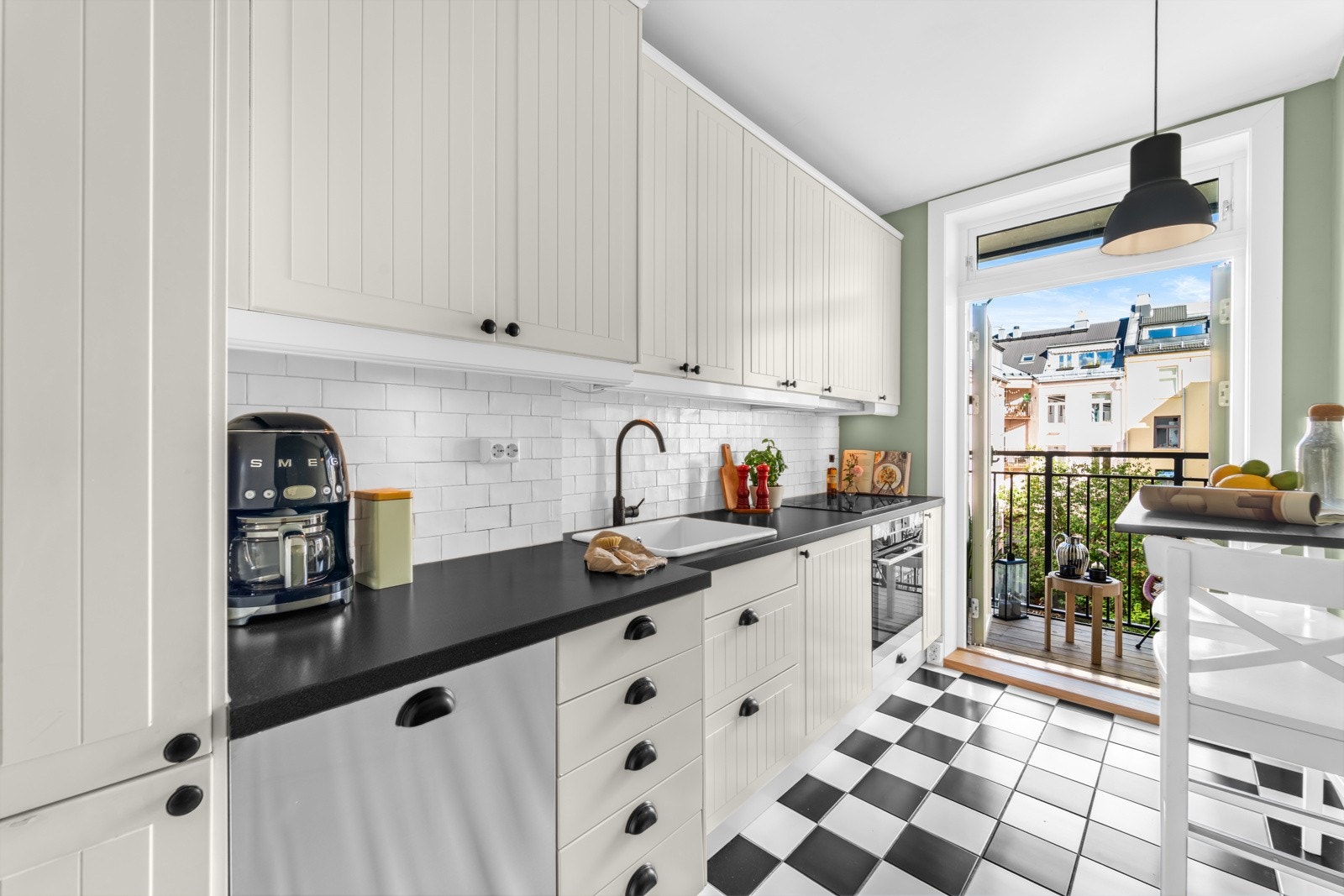 Kjøkkenet er utstyrt med en praktisk innredning med profilerte fronter og en slitesterk laminat benkeplate, med direkte utgang til boligens balkong. Galleribilde