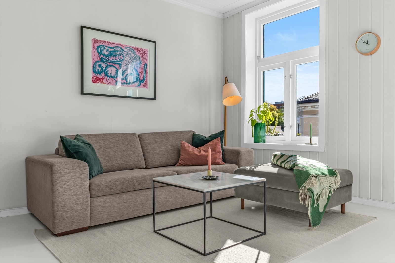Stuens naturlige plass for sofa og tilhørende sofabord. Galleribilde