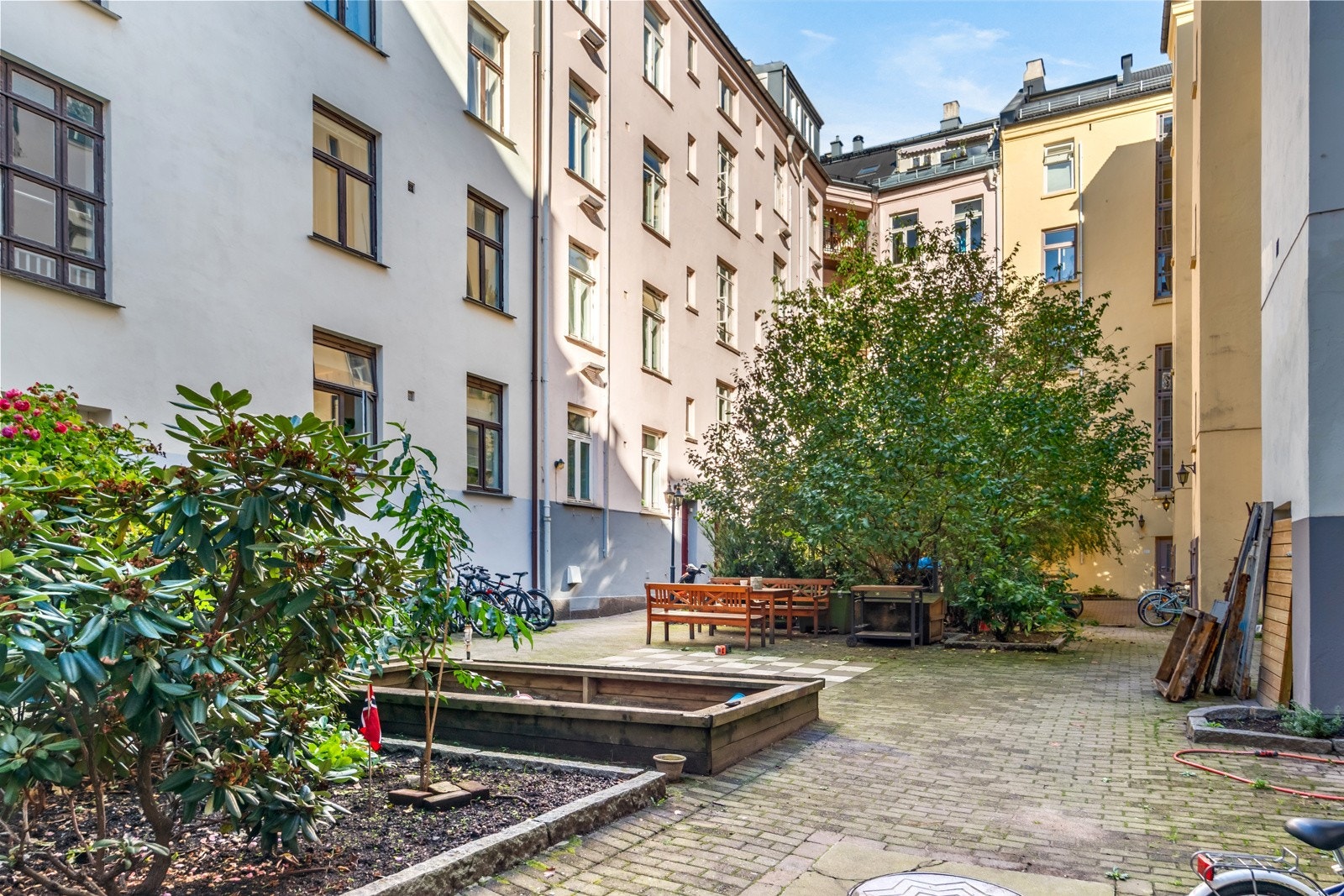 Boligens koselige bakgård. Galleribilde