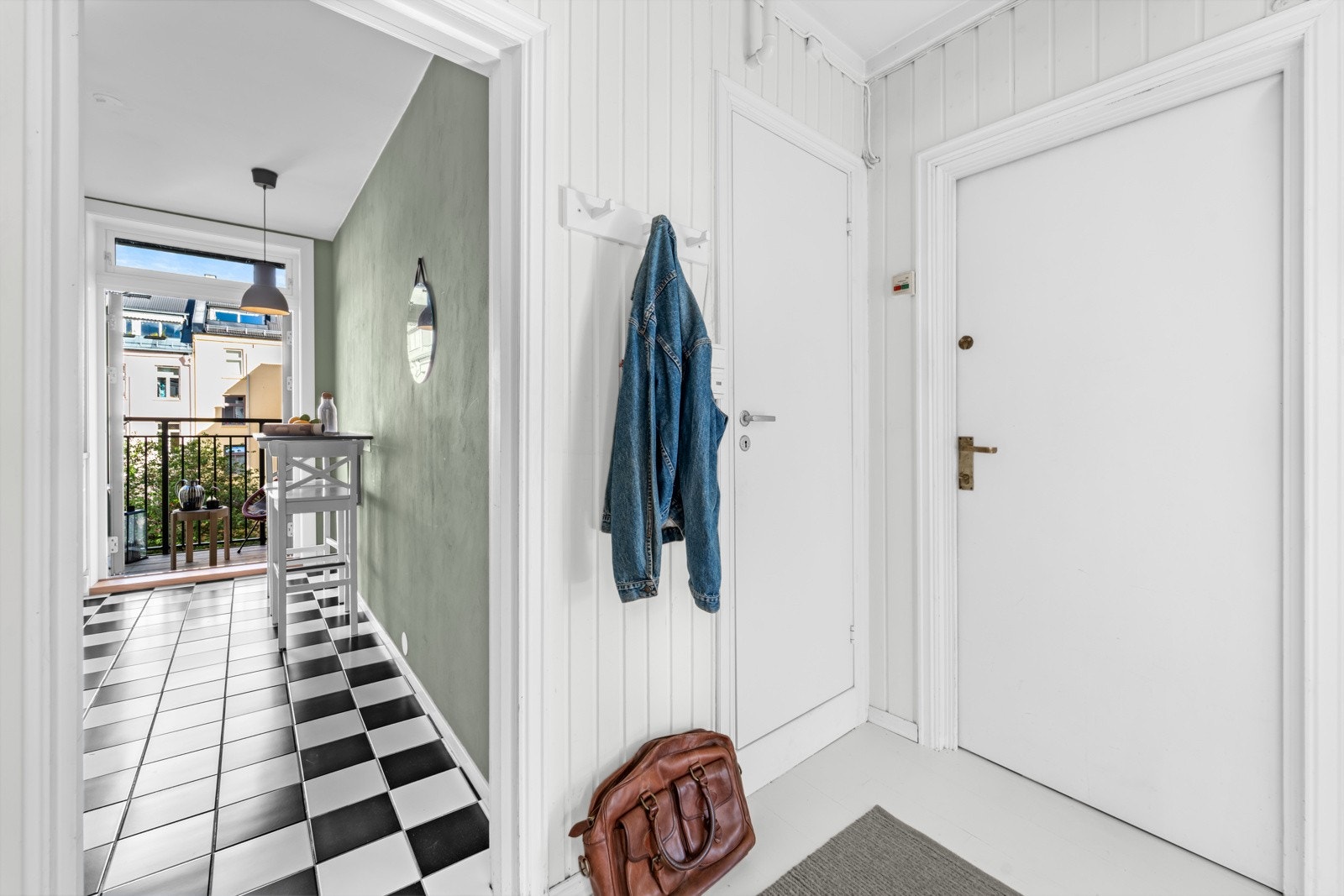 Inngangspartiet har en funksjonell utforming med plass til oppheng av yttertøy og sko. Galleribilde