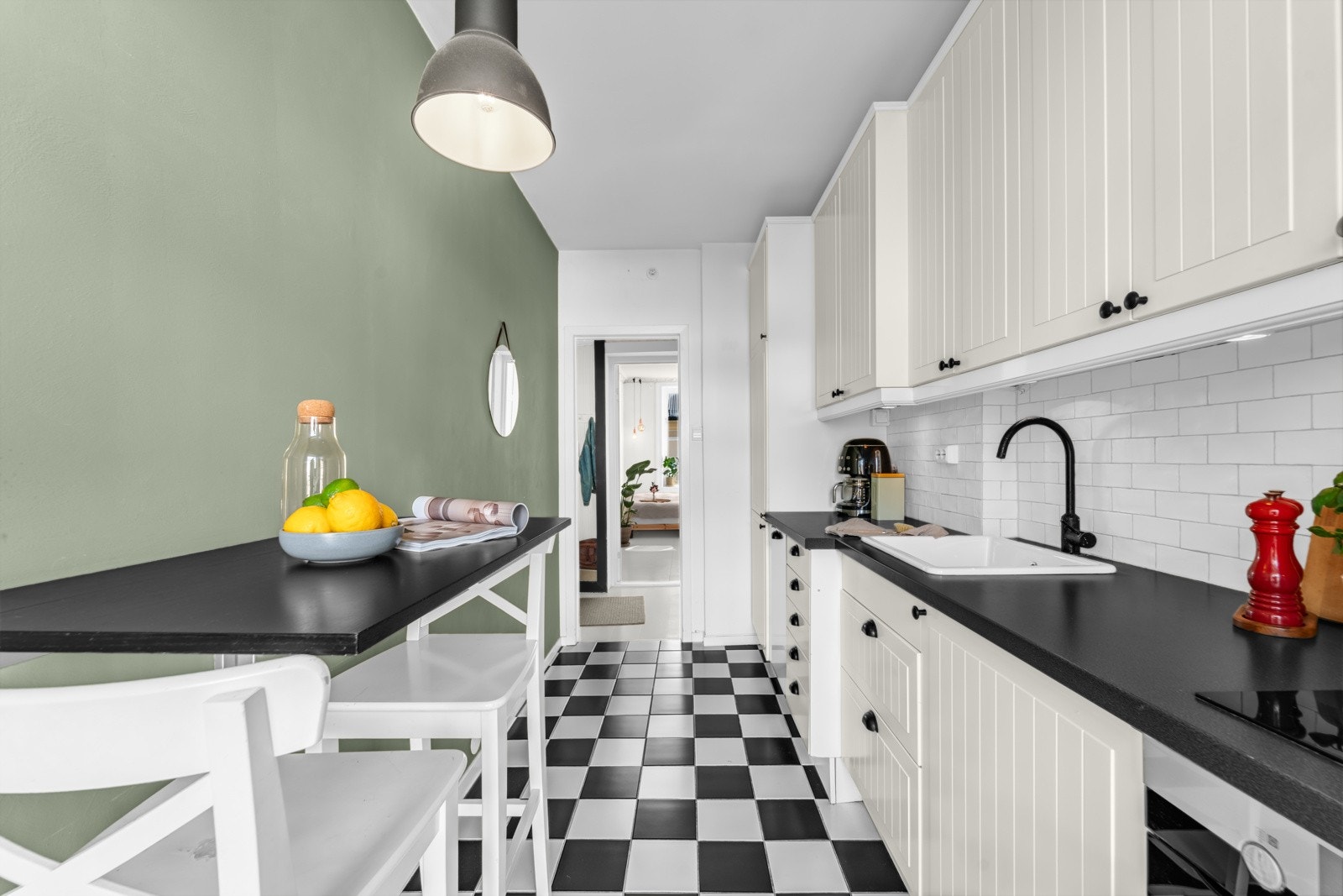 Tidløse fliser på gulvet og moderne fargevalg på veggen. Galleribilde