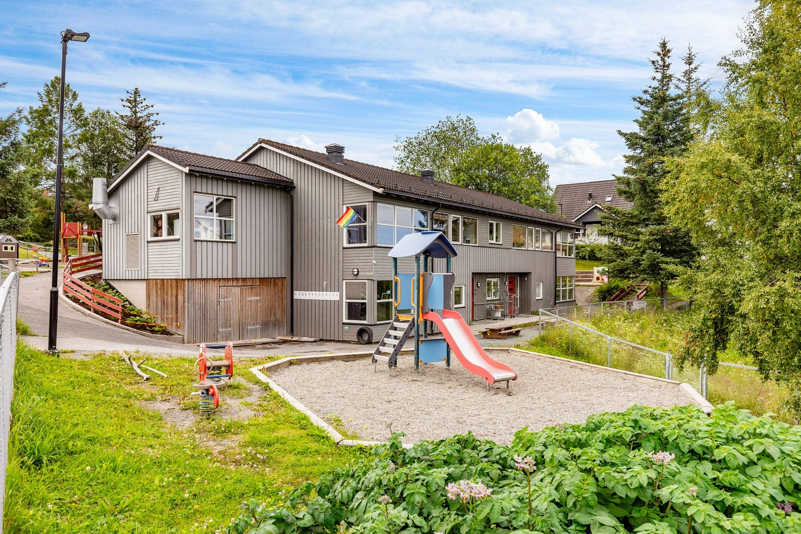 Nordslettvegen Barnehage ligger midt i hjerte av boligområdet Nordslettvegen, et yndet område for lek også etter barnehagens åpningstid. Galleribilde