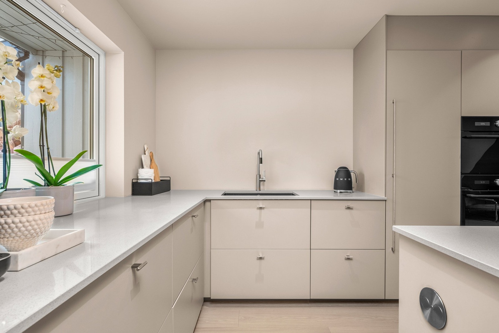 Kjøkkenet står perfekt i stil med resten av boligen. Galleribilde