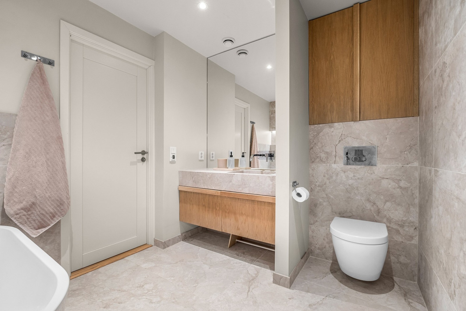 Badet er utstyrt med vegghengt toalett og har mekanisk avtrekk. Galleribilde
