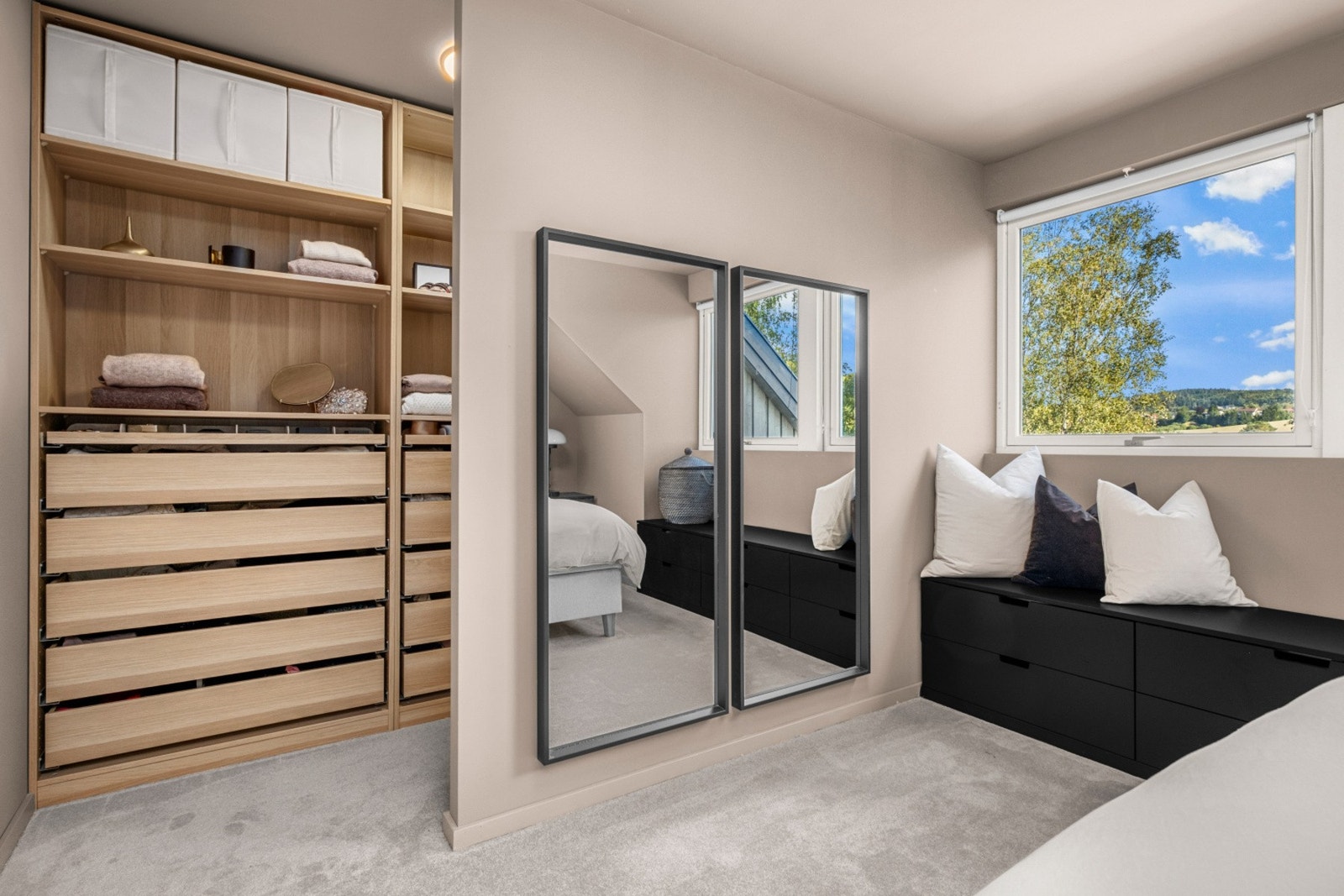 Soverommet har en delikat og praktisk walk-in garderobeløsning. Galleribilde