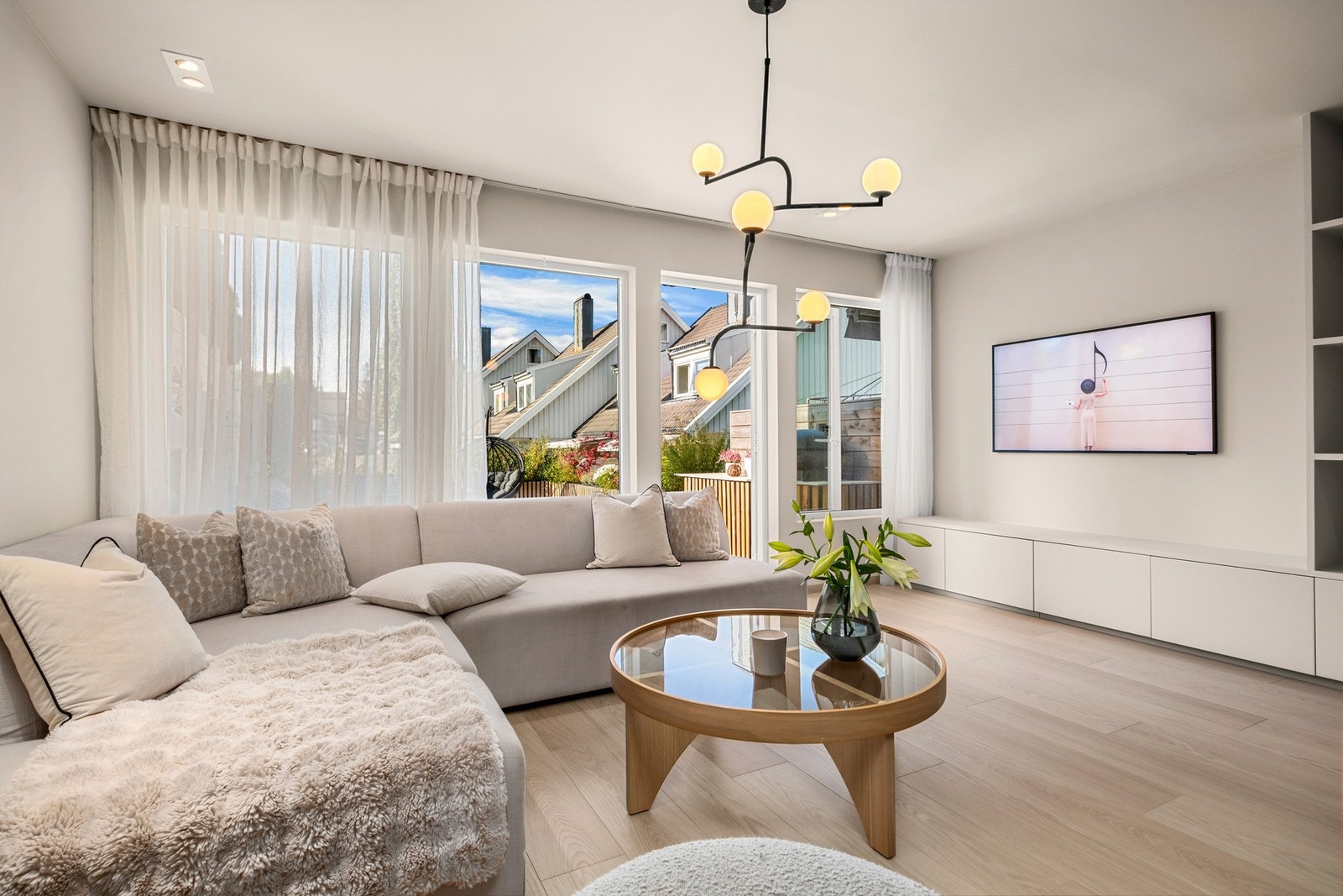 Fra stuen er det utgang til boligens flotte terrasse. Galleribilde