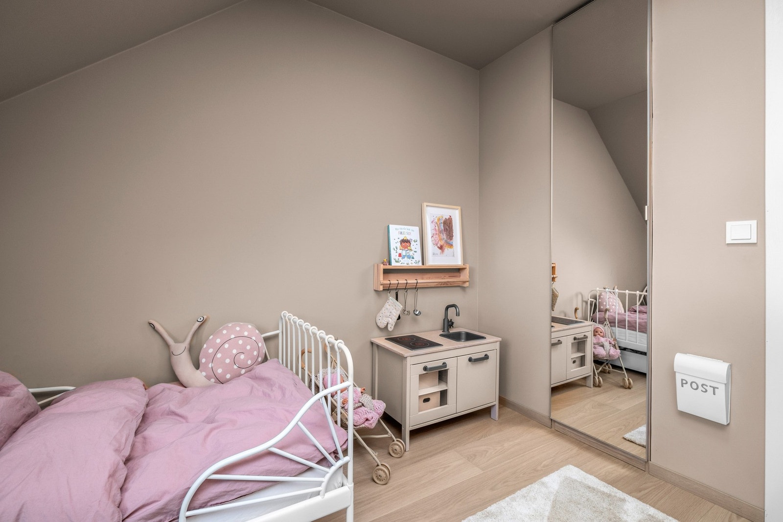 Soverommet har plass til seng av god størrelse samt innebygd skap med god oppbevaring. Galleribilde