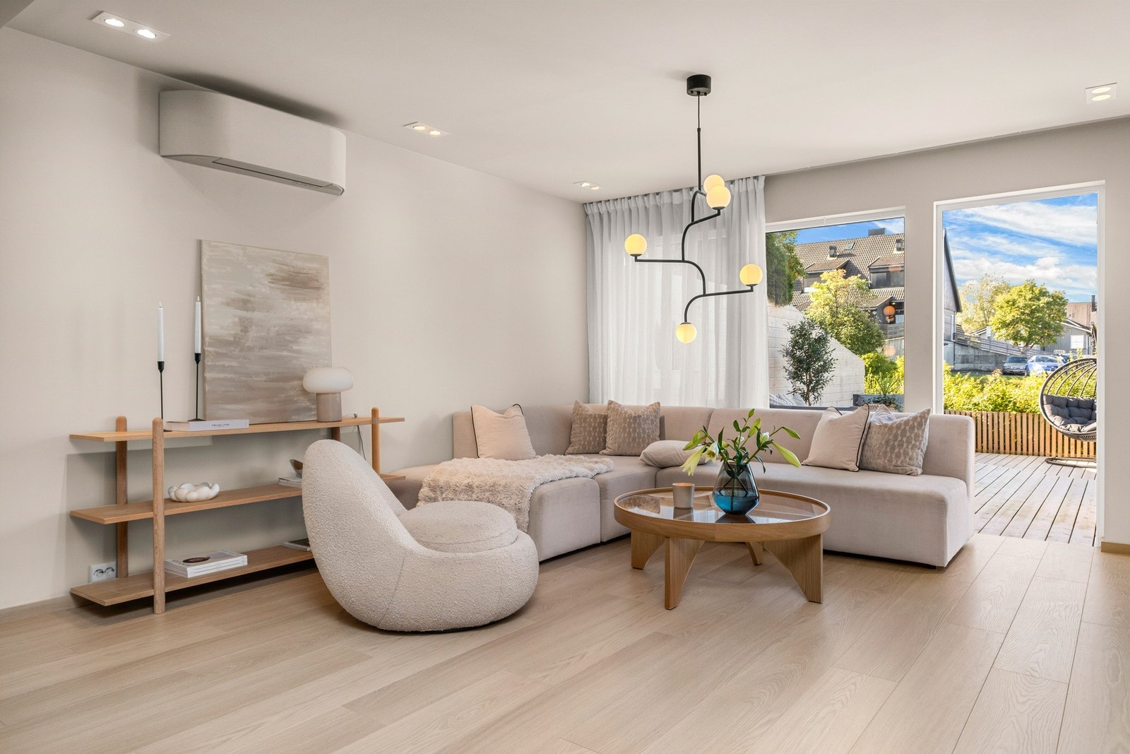 I stuen er det montert ny varmepumpe i 2023 med smartstyring. Galleribilde