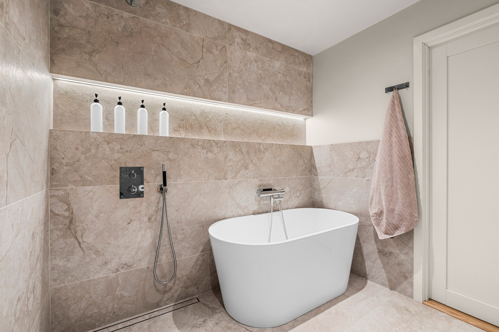 Eksklusivt baderom med gjennomtenkte detaljer, badet er utstyrt med innebygde blandebatterier fra Tapwell. Galleribilde