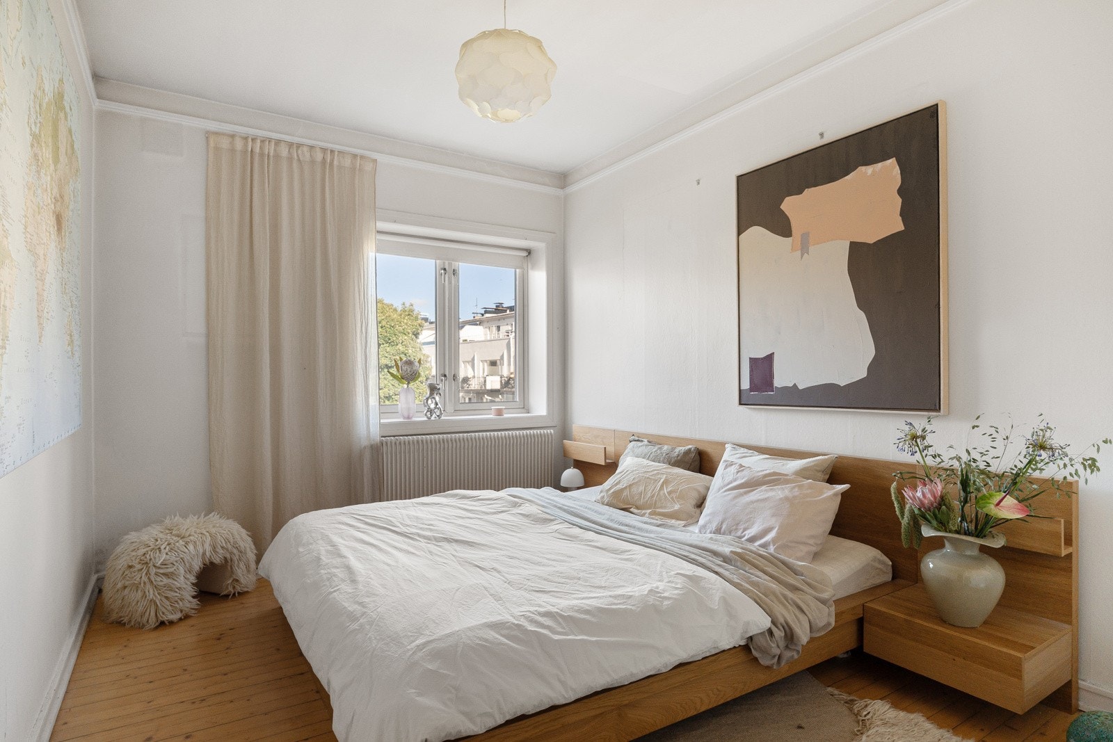 Leiligheten har et lyst og luftig soverom med god plass til dobbeltseng med tilhørende nattbord og rikelig med oppbevaringsplass i skyvedørsgarderobe. Galleribilde