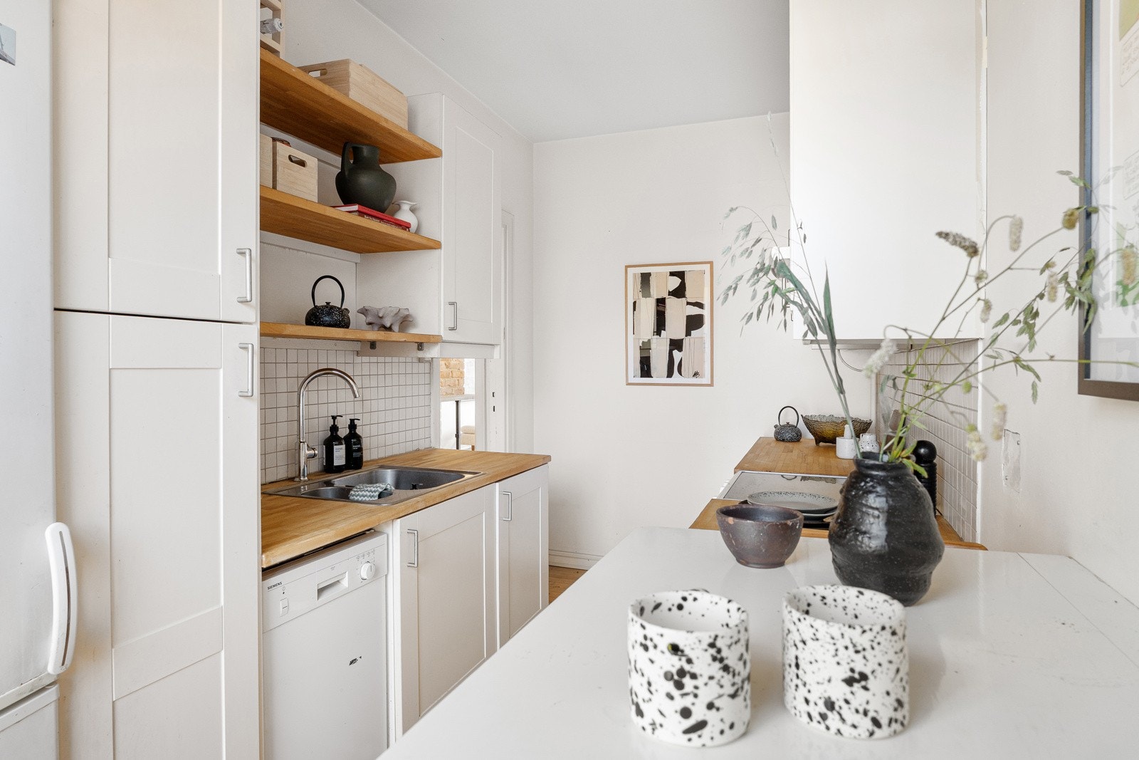 Kjøkkenet har opplegg for komfyr med topp og oppvaskmaskin. Galleribilde