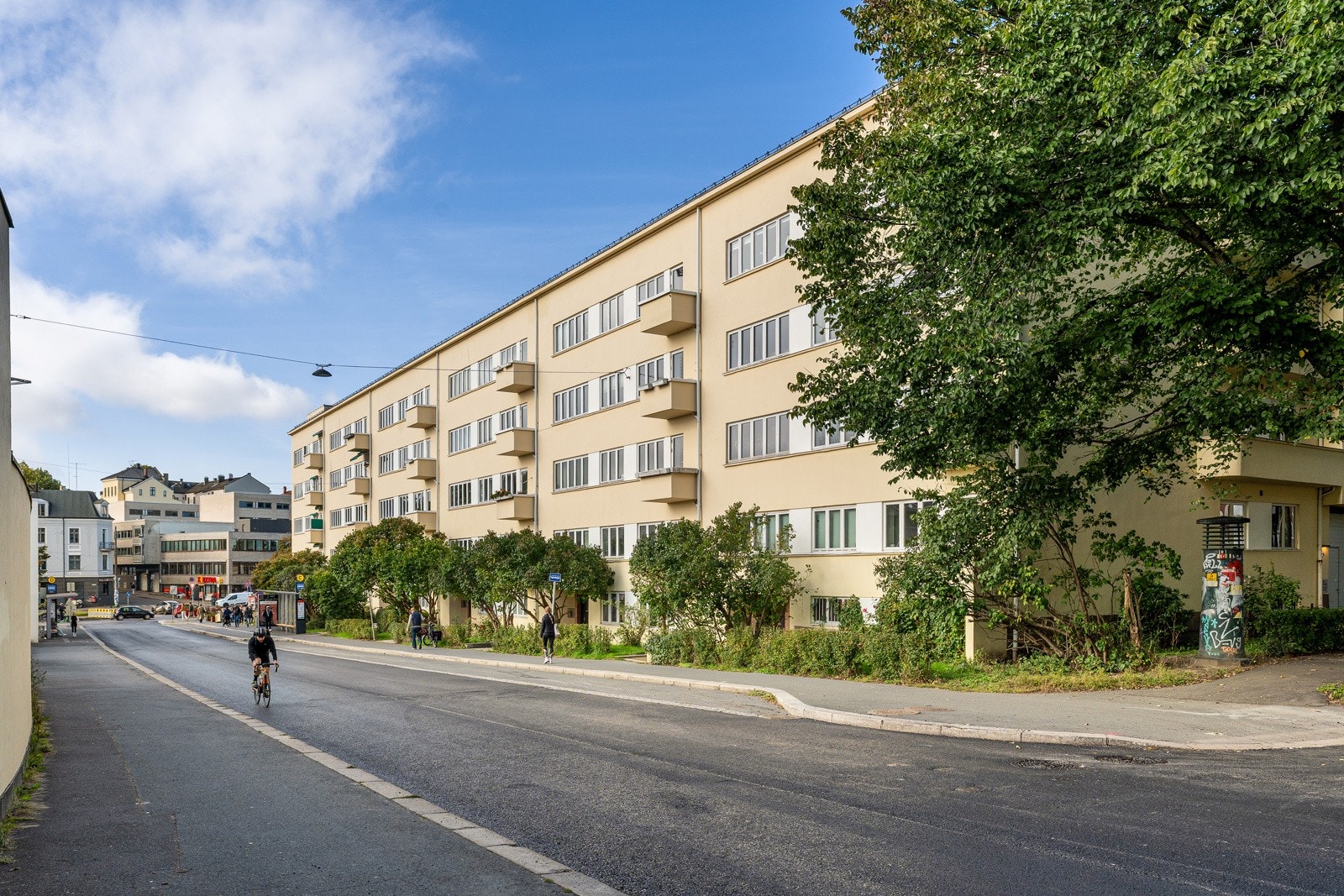 Det er 18 parkeringsplasser i bakgården til leie i sameiet, som tildeles etter venteliste. Galleribilde