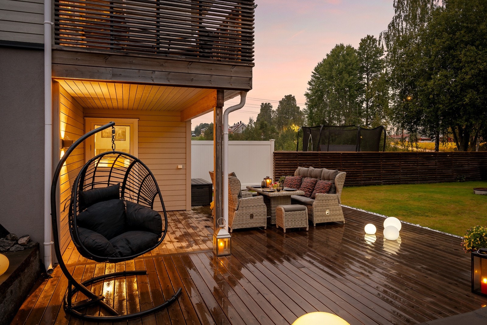 Hyggelig kveldssteming utendørs. Galleribilde