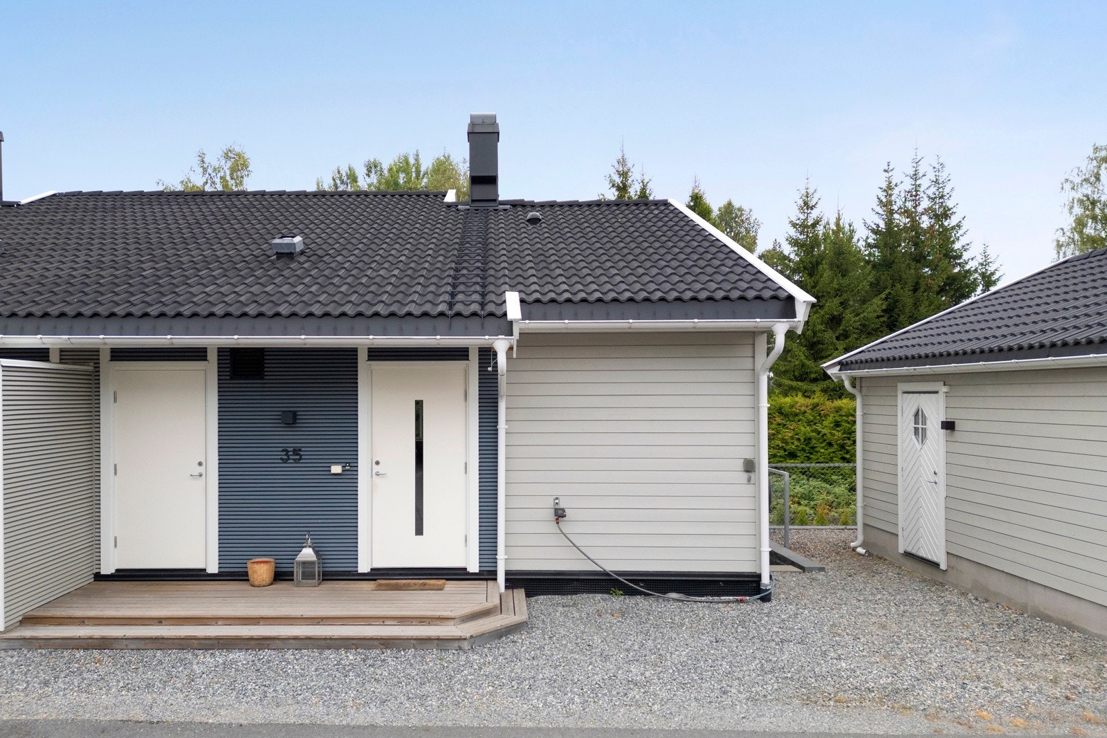 Ved inngangdøren er det utebod på ca. 5 kvm. Galleribilde