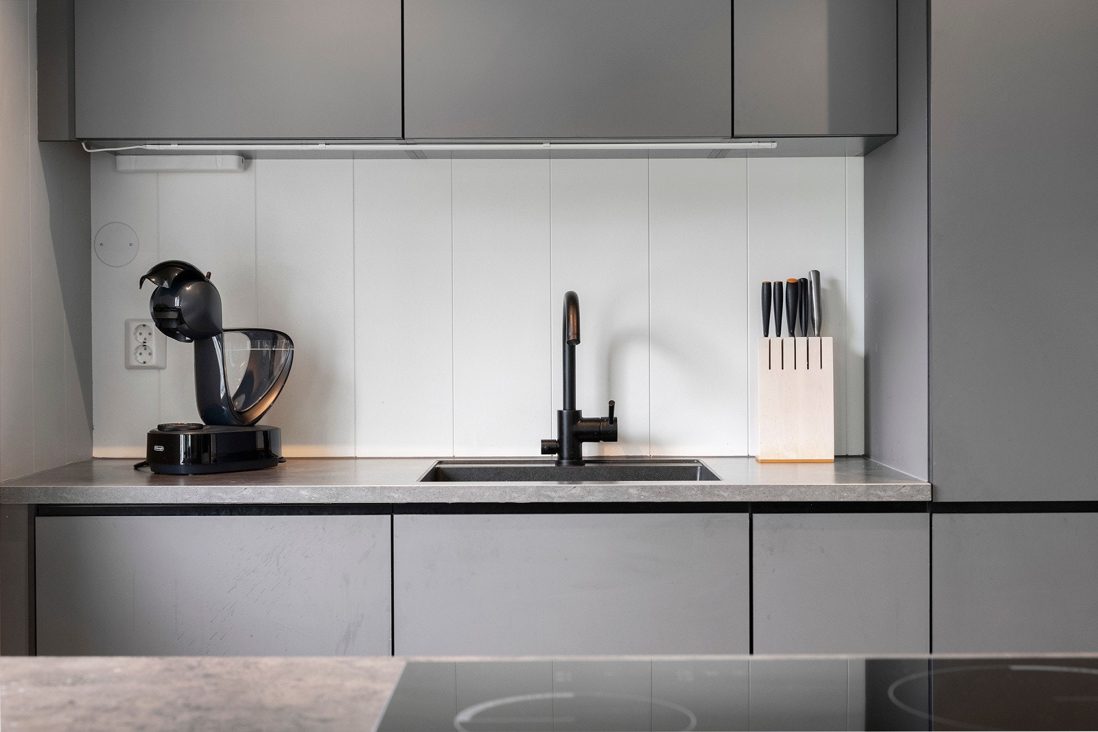 Kjøkkenet har slett innredning, laminat benkeplate og helintegrerte hvitevarer som medfølger. Galleribilde