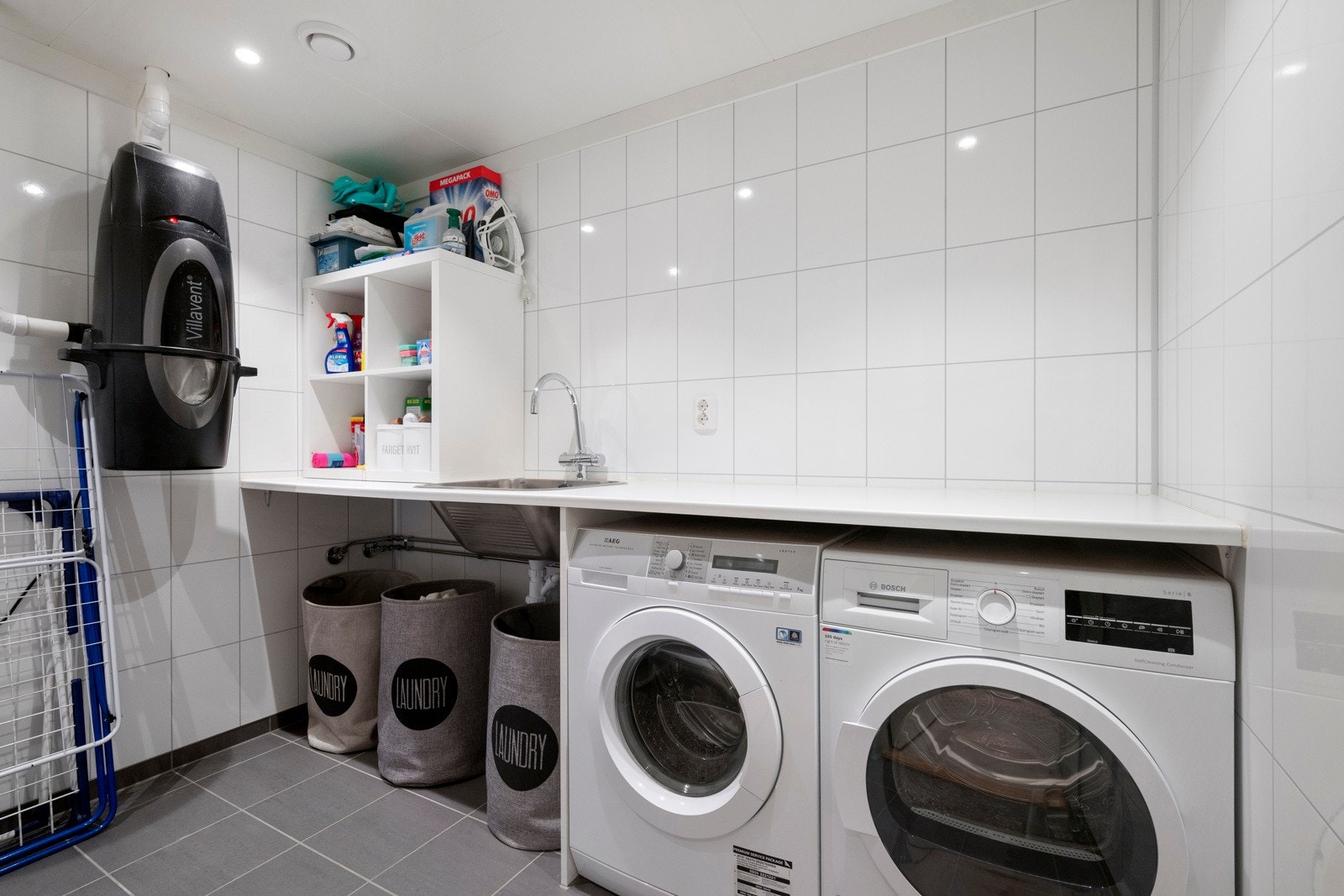 Separat vaskerom ligger vegg i vegg med badet. Galleribilde