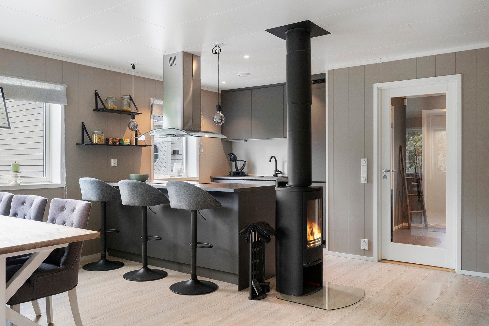 Kjøkken i åpen løsning. Galleribilde