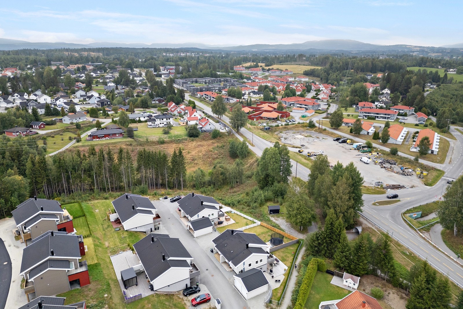 Kun 15 minutters kjøretur fra Gardermoen og Jessheim. Galleribilde