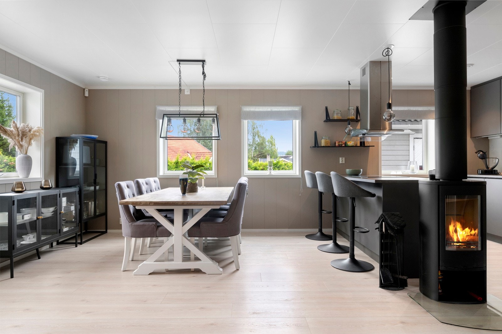 Godt lysinnslipp fra vinduer på flere sider av rommet. Galleribilde