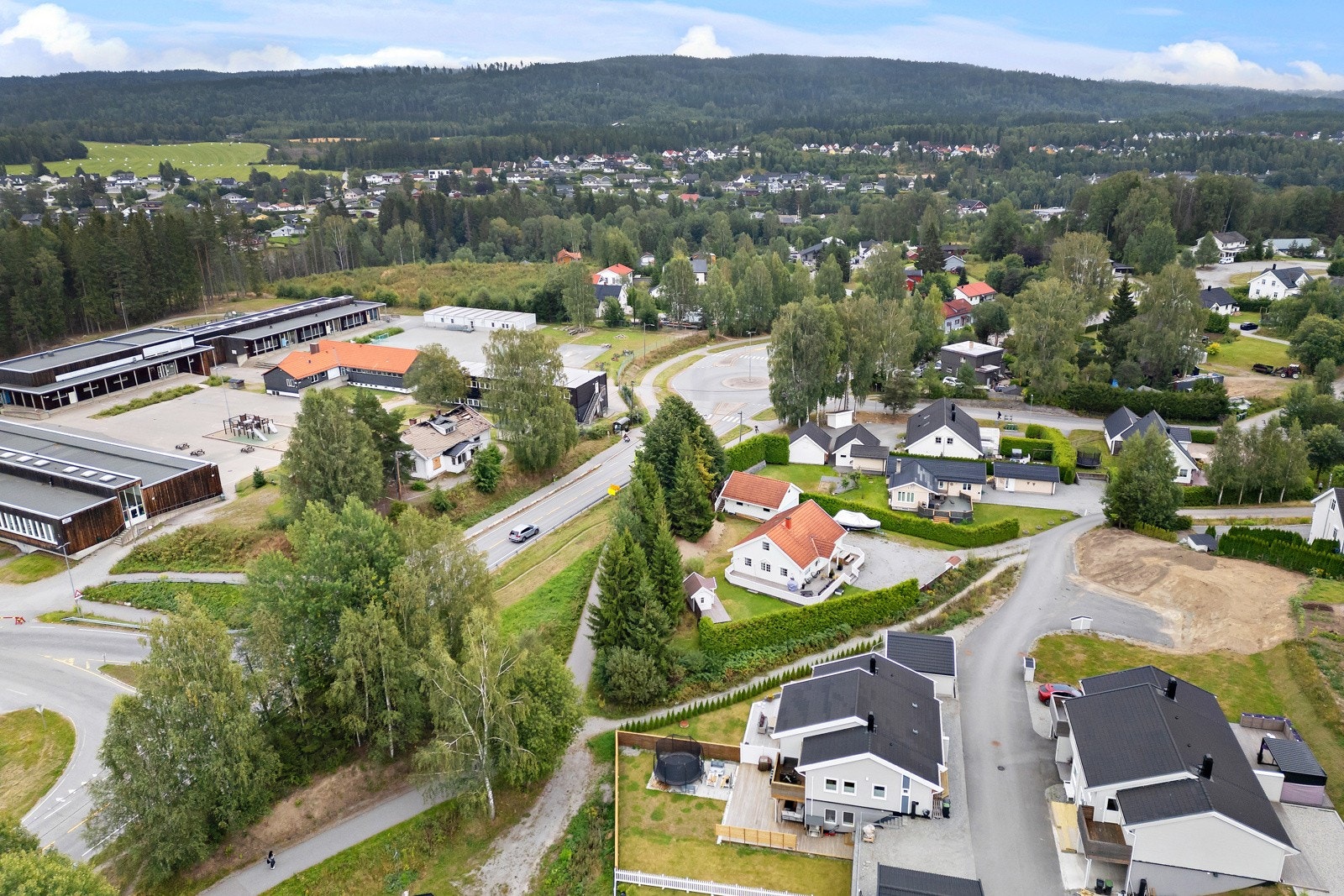 Dal skole ligger rett over veien for boligen. Galleribilde