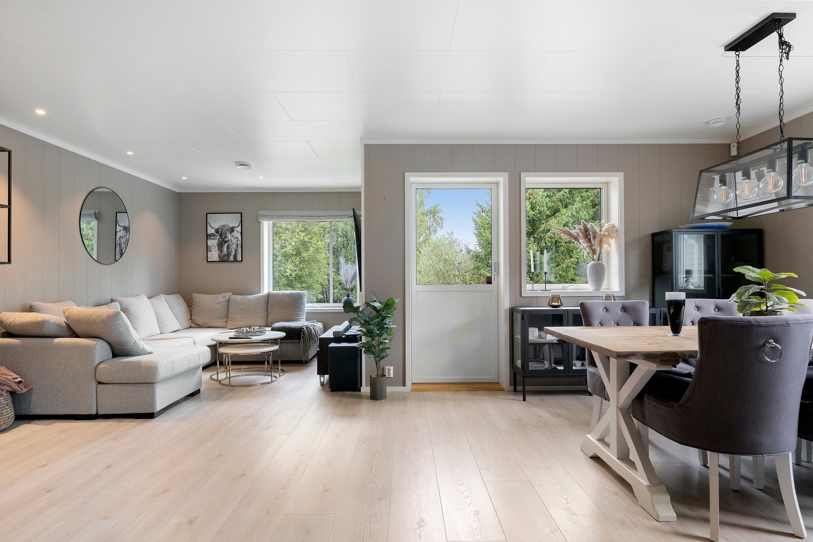 Boligen har et åpent og lyst allrom med stue, spisestue og kjøkken. Galleribilde