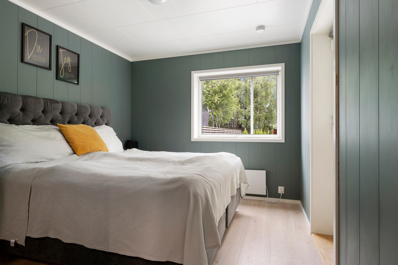 Hyggelig hovedsoverom med tilknyttet walk-in og utgang til terrassen. Galleribilde