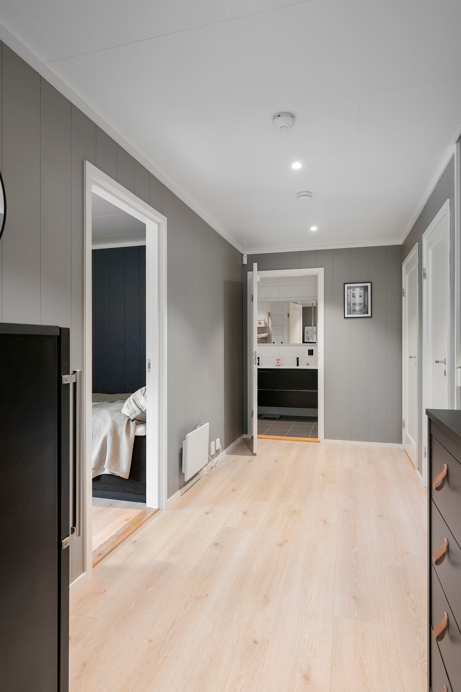 Det er kott med lagringsplass ved siden av trappen. Galleribilde