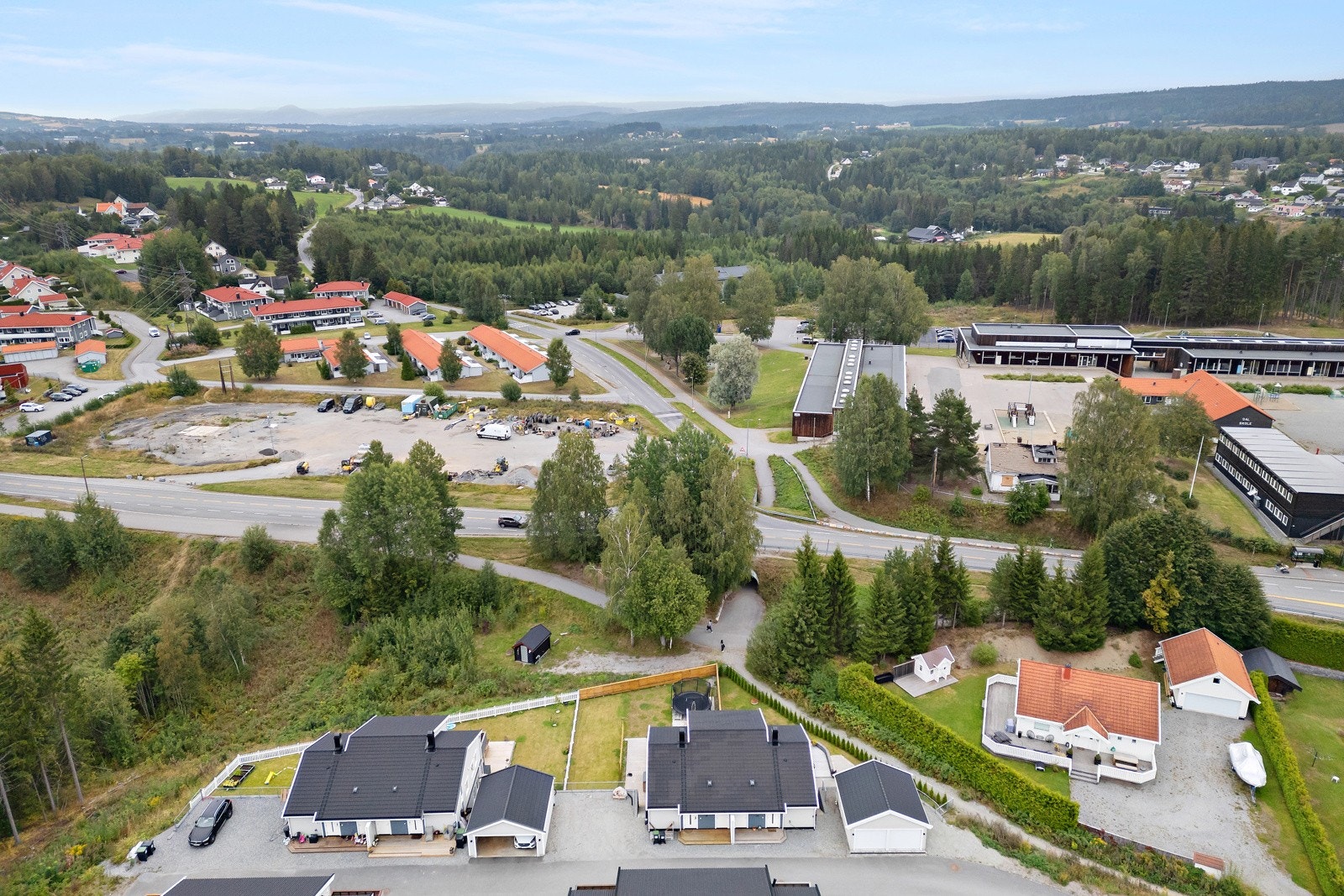 Det e rgangavstand også til barnehage, idrettsanlegg, butikk, buss og togstasjon. Galleribilde