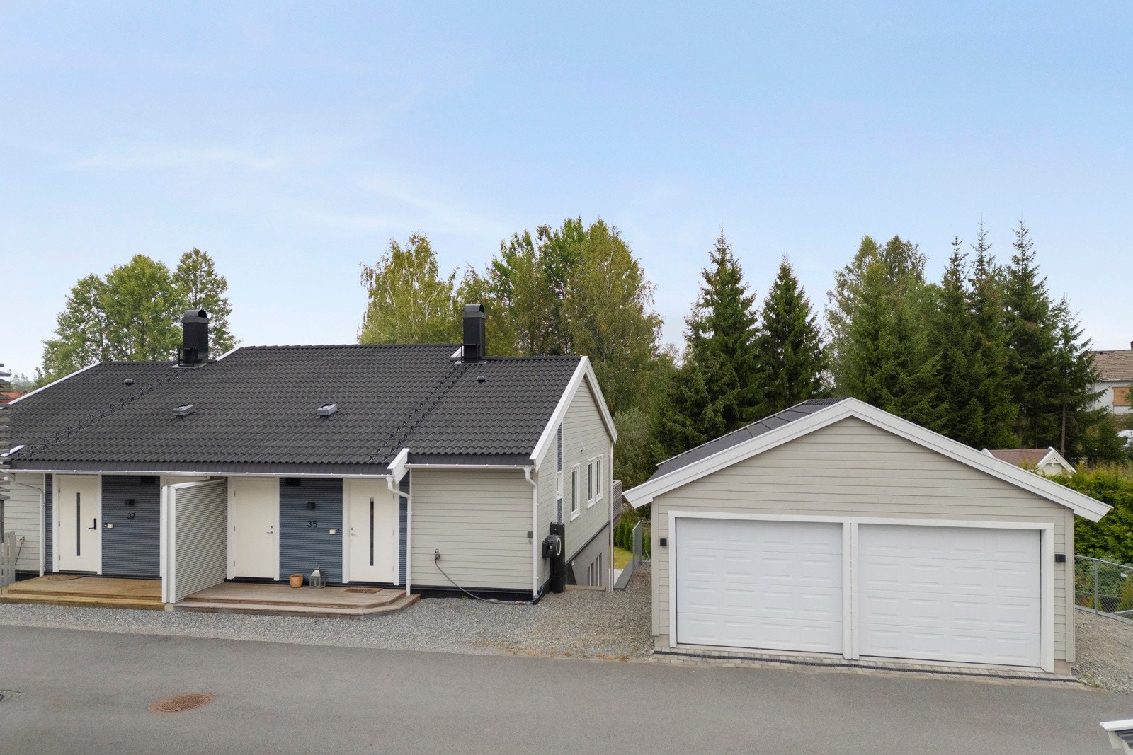 Dobbelgarasje med elbillader og lagringsplass. Galleribilde